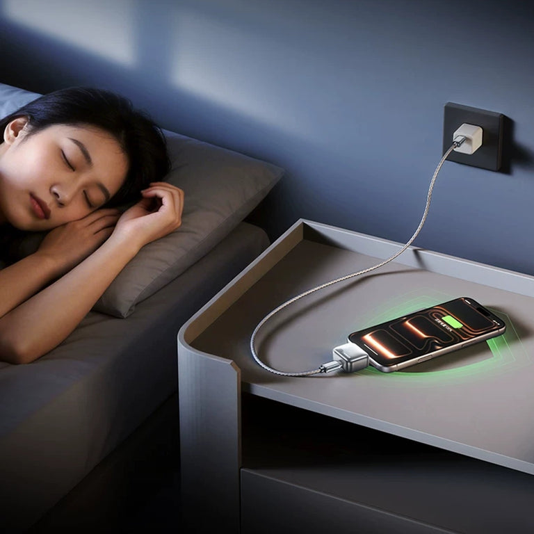 Type-C 滿電自動斷電器夜間充電情境圖